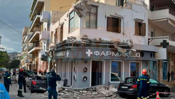 Κατέρρευσαν μπαλκόνια σε κεντρικό δρόμο στο Λαύριο, μεγάλες ζημιές - Δείτε φωτογραφίες