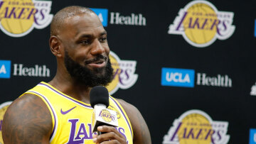 Τρόλαρε όλη την υφήλιο ο ΛεΜπρόν Τζέιμς: Δεν ανακοίνωσε την απόσυρσή του, αλλά συνεργασία με μάρκα κονιάκ - Βίντεο 