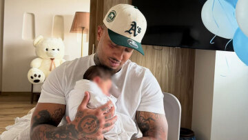 O Light δημοσίευσε την πρώτη φωτογραφία με τον νεογέννητο γιο του