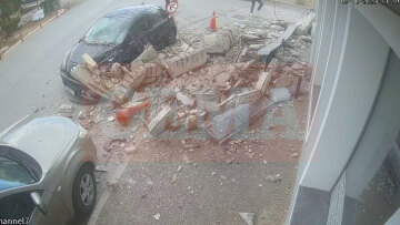 Λαύριο: Συγκλονιστικά βίντεο από τη στιγμή της κατάρρευσης μπαλκονιού - Γυναίκα έτρεξε και σώθηκε από θαύμα