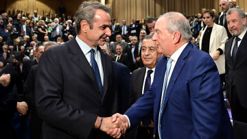  Η ΝΔ «εν συνόλω» στην πρώτη γραμμή του ΑΙ, χειροκροτήματα και χειραψία Μητσοτάκη - Καραμανλή στην εκδήλωση για το βιβλίο του Στυλιανίδη