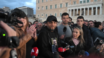 Συγκέντρωση στο Σύνταγμα, το ευχαριστώ του Πάνου Ρούτσι - Δείτε βίντεο και φωτογραφίες