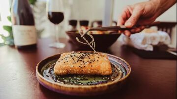 Ο Kώστας Καρποντίνης μαγειρεύει ναξιώτικες νοστιμιές και μας δίνει συνταγή για παραδοσιακά ξεροτήγανα