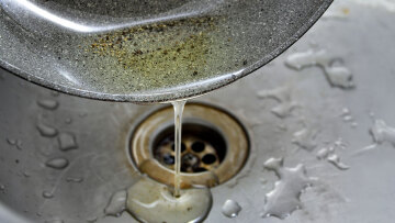 Γιατί δεν πρέπει να πετάμε το λάδι από το τηγάνι στον νεροχύτη - Τι να το κάνουμε μετά το μαγείρεμα