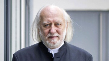 Λάσλο Κρασναχορκάι: Ποιος είναι ο Ούγγρος μυθιστοριογράφος που κέρδισε το Νόμπελ Λογοτεχνίας 2025