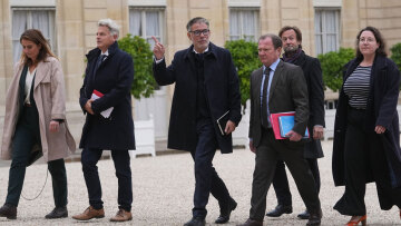 Θέμα ωρών το όνομα του νέου πρωθυπουργού από τον Μακρόν – Έτοιμη να καταψηφίσει η αντιπολίτευση, δεν «βλέπει» εκλογές
