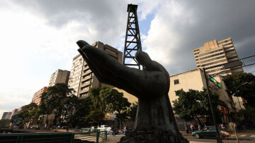 Γη, ύδωρ και... πετρέλαιο: Ο Μαδούρο τα δίνει όλα στον Τραμπ, για να μείνει στην ηγεσία της Βενεζουέλας - Διαπραγματεύσεις κάτω από το τραπέζι