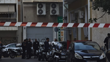 Θρίλερ στον Άγιο Παντελεήμονα: Ένας νεκρός και ένας τραυματίας εντοπίστηκαν σε διαμέρισμα