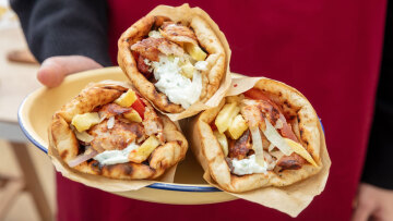 Σουβλάκι: Οι τιμές σε Αθήνα, Θεσσαλονίκη, Πάτρα, Λάρισα, Βόλο και Κρήτη – Πού χτυπάει «κόκκινο» το τυλιχτό