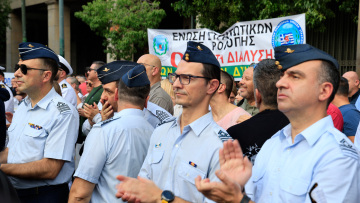 Διαμαρτυρία ένστολων στο κέντρο της Αθήνας για το νομοσχέδιο του Υπουργείου Εθνικής Άμυνας - Δείτε βίντεο