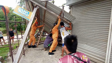 Η επόμενη ημέρα στις Φιλιππίνες μετά τα 7,4 Ρίχτερ - Κάτοικοι καθαρίζουν τα συντρίμμια, πώς πέρασαν τη νύχτα έξω