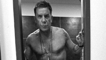 Ο Γιώργος Μαζωνάκης ποζάρει ημίγυμνος στο μπάνιο του