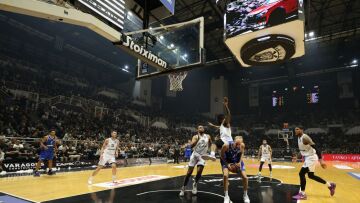 ΠΑΟΚ - Ηρακλής 84-82: Το ντέρμπι βάφτηκε ασπρόμαυρο με ήρωα τον Μπράουν - Δείτε βίντεο