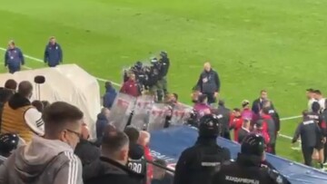 Προκριματικά Μουντιάλ 2026: Με συνοδεία αστυνομικών μπήκε στα αποδυτήρια η Εθνική Αλβανίας στο ημίχρονο με τη Σερβία
