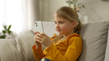 Ποια χώρα ετοιμάζεται να απαγορεύσει τα social media στους ανηλίκους κάτω των 15 ετών
