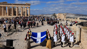 81 χρόνια από την απελευθέρωση της Αθήνας στις 12 Οκτωβρίου 1944 - Η έπαρση της σημαίας στην Ακρόπολη παρουσία Τασούλα, το μήνυμα Δένδια