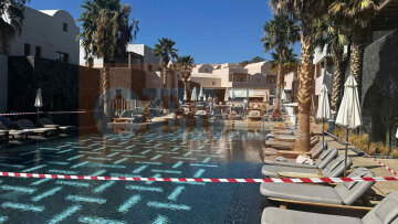 Για ανθρωποκτονία από αμέλεια κατηγορούνται ο πατέρας και οι υπεύθυνοι του ξενοδοχείου για τον πνιγμό του 6χρονου στη Σαντορίνη