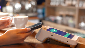 Υποχρεωτικές από σήμερα παντού οι πληρωμές και με IRIS - Τι αλλάζει