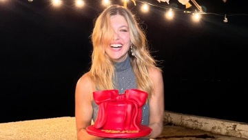 Κλέλια Ανδριολάτου: Το ζεϊμπέκικο για τα γενέθλιά της και ο χορός αλά Παπαρίζου - Δείτε βίντεο