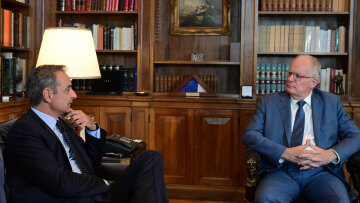 Μητσοτάκης σε Τασούλα: Το μνημείο του Αγνώστου Στρατιώτη έχει συμβολικό βάρος, πρέπει να διαφυλάξουμε τον χαρακτήρα του
