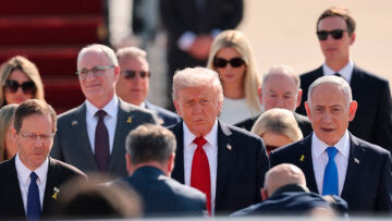 Με υψωμένη γροθιά έφτασε στο Ισραήλ ο Τραμπ: Είναι η καλύτερη ημέρα σας, είπε στον Νετανιάχου - Δείτε βίντεο