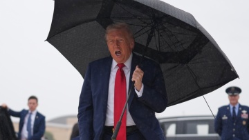 «Ο πόλεμος τελείωσε», λέει ο Τραμπ αναχωρώντας για τη σύνοδο κορυφής στην Αίγυπτο  