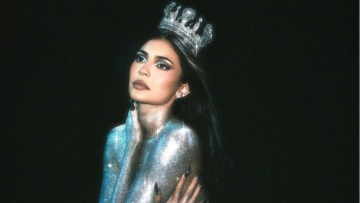 Κάιλι Τζένερ: Γυμνή για τη νέα σειρά καλλυντικών της - «Φόρεσε» μόνο γκλίτερ
