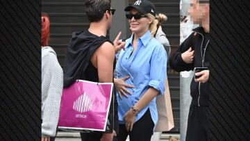 Η στιγμή που η Κατερίνα Καινούργιου πιάνει τη φουσκωμένη κοιλίτσα της ενώ κάνει βόλτα στο κέντρο της Αθήνας - Δείτε φωτογραφίες