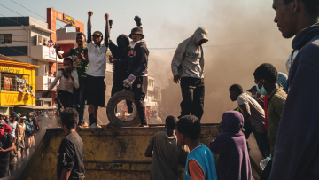 Από την Σρι Λάνκα έως τη Μαδαγασκάρη, οι οργισμένοι 20άρηδες της Gen Z ρίχνουν τις κυβερνήσεις τη μία μετά την άλλη: Τι ενώνει τους νέους που εξεγείρονται