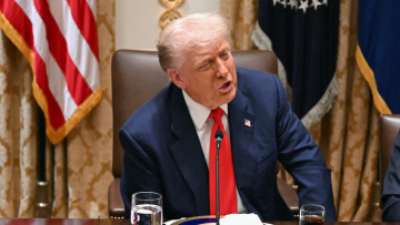 Η Χαμάς θα αφοπλιστεί από μόνη της ή θα το κάνουμε εμείς με τη βία, λέει ο Τραμπ
