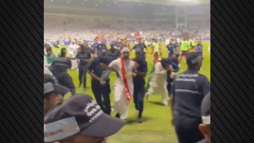 Δείτε βίντεο: Χάος στον αγώνα του Κατάρ με τα Ηνωμένα Αραβικά Εμιράτα - Συμπλοκές και επεισόδια στον αγωνιστικό χώρο