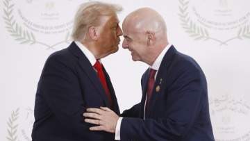 Τραμπ: «Θα μπορούσαμε να πάρουμε τους αγώνες του Μουντιάλ 2026 από τη Βοστώνη με ένα τηλεφώνημα στον Ινφαντίνο»
