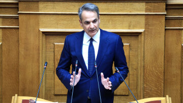 Μητσοτάκης στη Βουλή:  Η Ελλάδα στέκεται πλέον όρθια και περήφανη - Θα συνιστούσα αυτοσυγκράτηση στους ψευτοπατριώτες