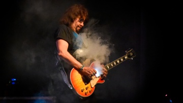 Θρήνος στη ροκ: Πέθανε σε ηλικία 74 ετών ο Έις Φρέιλι, ιδρυτικό μέλος και κιθαρίστας των Kiss 