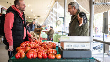 Λαϊκή Αγορά Καλαμάτας: Ένα πολύχρωμο σταυροδρόμι Ανθρώπων και αγαθών