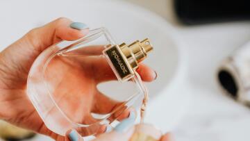 Ο απόλυτος οδηγός για να διαλέξουμε άρωμα: Τι σημαίνουν όλα αυτά τα “eau de…”;
