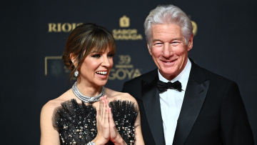 Ρίτσαρντ Γκιρ: Το φιλί που αντάλλαξε με την Αλεχάντρα Σίλβα στο κόκκινο χαλί
