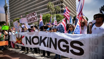 Το κίνημα No Kings καλεί εκατομμύρια Αμερικανούς να διαδηλώσουν κατά των αυταρχικών πολιτικών του «βασιλιά Τραμπ» - Δείτε τον Ντε Νίρο να ζητά ειρηνικό ξεσηκωμό