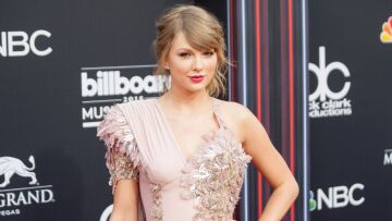 H Τέιλορ Σουίφτ έκανε δωρεά ύψους 100.000 δολαρίων για θαυμάστριά της που δίνει μάχη με τον καρκίνο