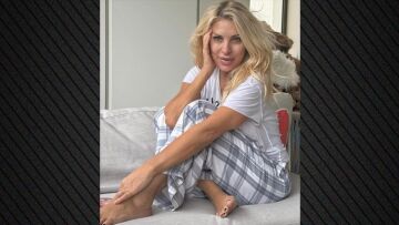 Η Ελένη Μενεγάκη εύχεται «όμορφη Κυριακή» ποζάροντας άβαφη στον καναπέ της