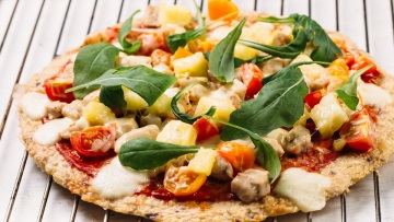 Η keto πίτσα του TikTok με βάση από κοτόπουλο – 33γρ. πρωτεϊνης το κομμάτι, χωρίς καθόλου αλεύρι