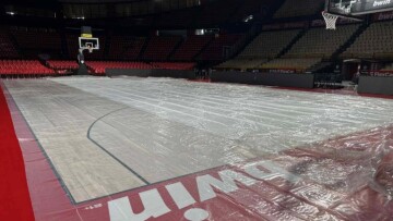 ΣΕΦ: Τοποθετήθηκαν μουσαμάδες για την προστασία του παρκέ από τη βροχή μετά το Ολυμπιακός - Πανιώνιος 