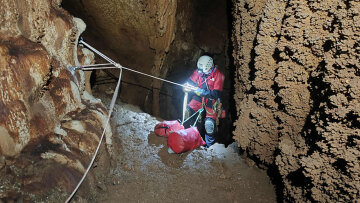 Αμοργός, το νησί των σπηλαίων: Τέσσερα νέα βάραθρα φωτίζουν το γεωλογικό της παρελθόν

