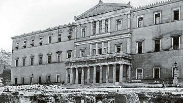 Αγνωστος Στρατιώτης: Ο σιωπηλός μάρτυρας της Ιστορίας που 94 χρόνια πληγώνεται από σφαίρες, μολότοφ και επεισόδια