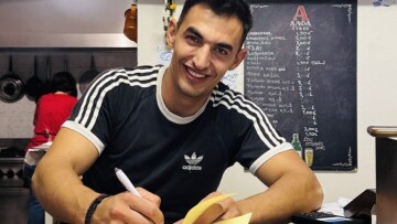 
Ο 30χρονος Μιχάλης αναβιώνει την ψυχή του ελληνικού καφενείου στον Ταΰγετο