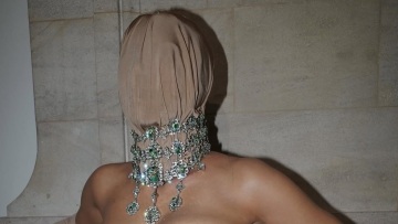 Η Κιμ Καρντάσιαν πήγε στο Academy Museum Gala με full face και περιδέραιο: Κανείς δεν είδε το πρόσωπό της - Αντιδράσεις για την εμφάνισή της