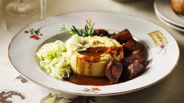 Κρασάτες μπουκίτσες χοιρινού με φάβα πικάντικη και πράσο σοτέ