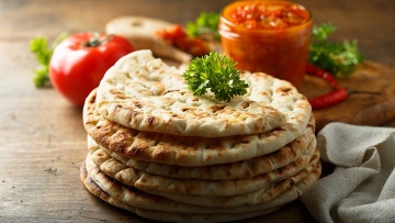 Πίτα λαδωμένη ή αλάδωτη; Οι θερμίδες, οι διαφορές και ποια να επιλέξουμε