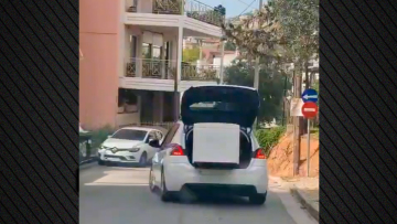 Περιπολικό μετέφερε... ψυγείο στο πορτ μπαγκάζ στο Καματερό - Διατάχθηκε ΕΔΕ μετά το βίντεο στο TikTok