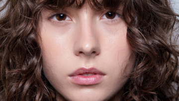 Πρησμένα μάτια και μαύροι κύκλοι; Η καφεΐνη είναι το συστατικό που δίνει τη λύση στην πρωινή μας ρουτίνα
